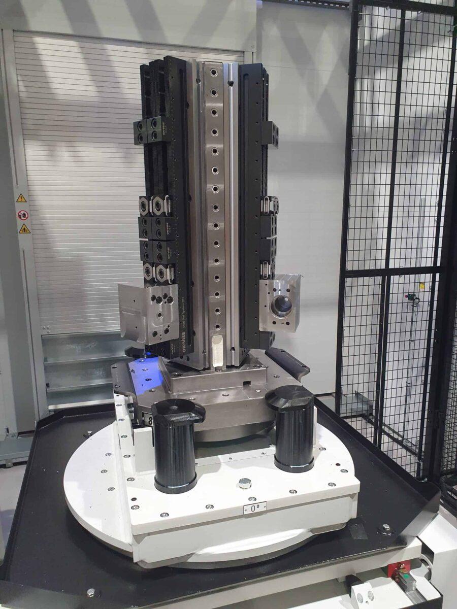 A tooling column with OK-VISE Multi-Rail RH.
